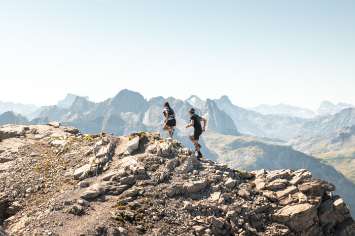 Zwei Trailrunner trainieren in der Berglandschaft von Lech