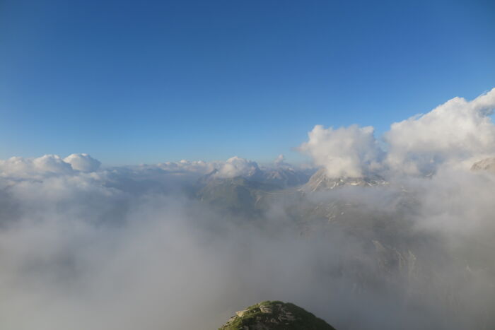 Wolkenstimmung am Gipfel des Omeshorn