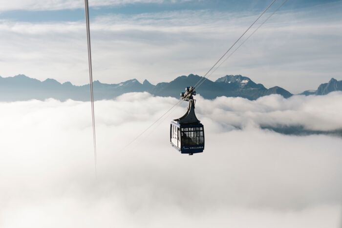Die Vallugabahn II bringt Sie ins Tal.