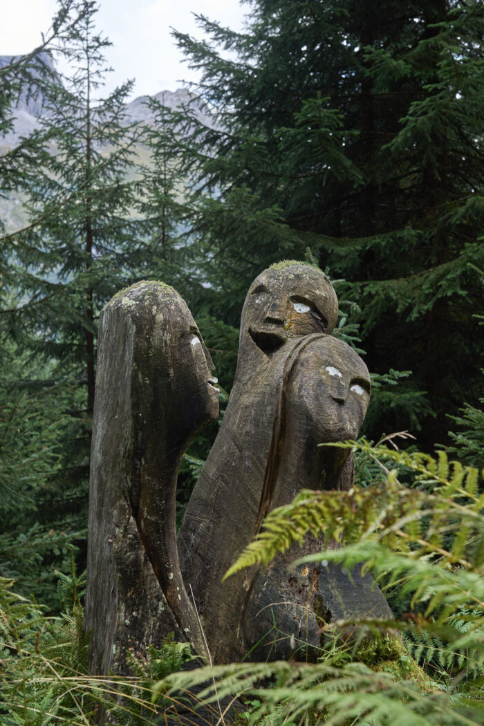 Sagengestalten aus Holz im Wald