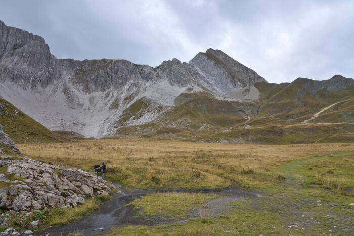 Gebirgskamm mit dunkler Wolkenstimmung im Hintergrund
