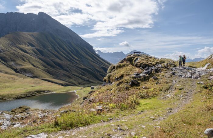 Wandern am Grünen Ring, vorbei unter dem Monzabonsee unterhalb der Rüfispitze