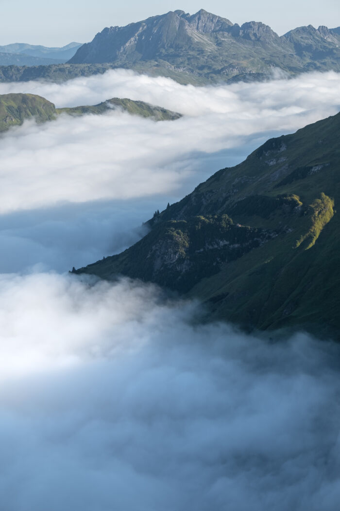 Wolkenverhangenes Bergpanorama