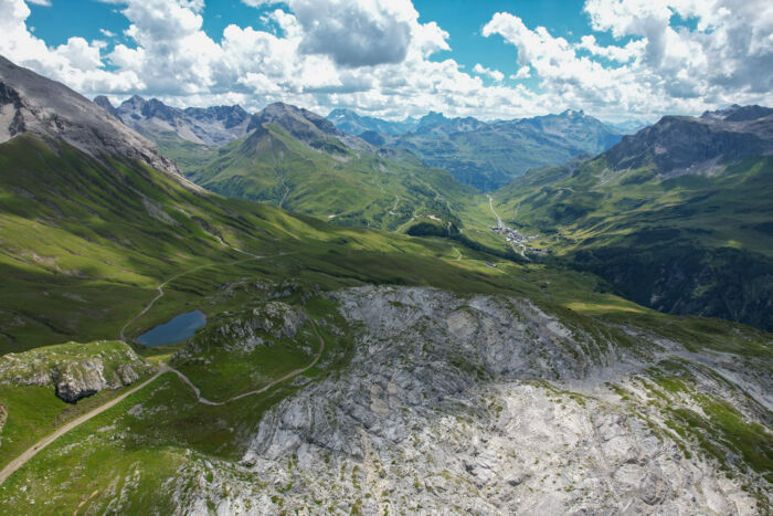 Weitblick nach ZÃ¼rs am Arlberg mit Monzabonsee im Vordergrund