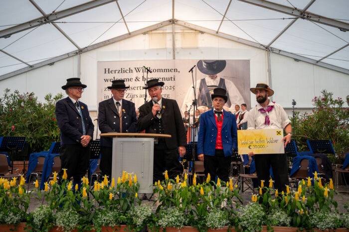 Scheckübergabe an die Gemeinde Blatten beim internationalen Walsertreffen