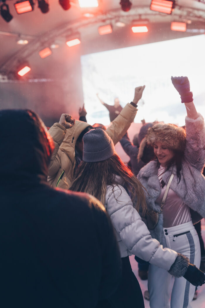 Tanzende Menschen vor der Festivalbühne