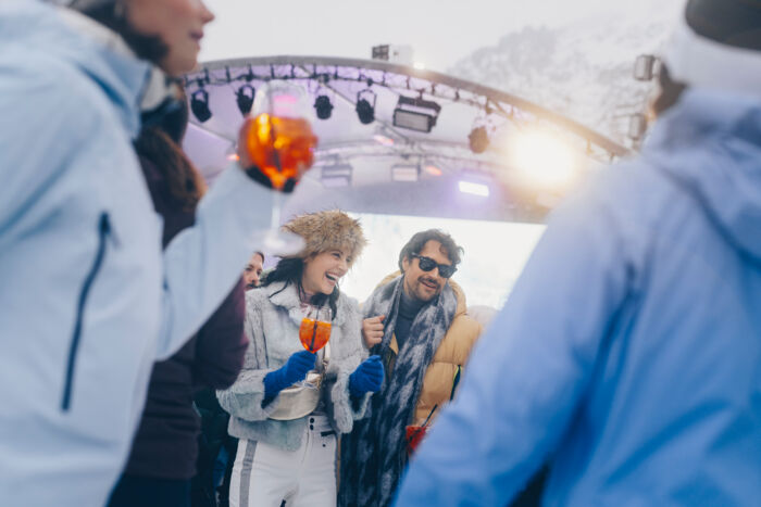 Menschen in Partylaune vor der Festivalbühne