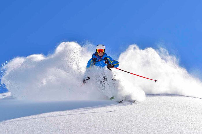 Freerider erlebt einen einen spektakulärer Moment im Tiefschnee von Lech Zürs