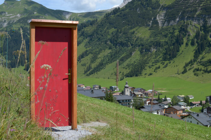 Rote Türe am Grünen Ring mit der Ortschaft Lech im Hintergrund