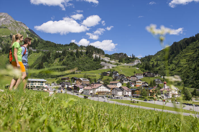 Gemeinsam die Alpen entdecken: Ein Paar wandert im Sommer durch die beeindruckende Natur von Stuben am Arlberg - stuben-am-arlberg-sommer-vorarlberg