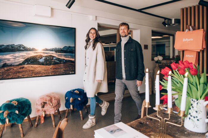 zwei Personen betreten freudig das Atelier LaMarie