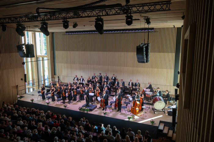 Die Bühne in den Lechwelten beim Lech Classic Festival mit Orchester