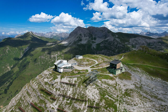 Luftaufnahme des RÃ¼fikopfs mit Bergstationen und Gipfelrestaurant