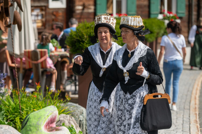 Zwei Frauen in außergewöhnlicher Tracht mit Hueten beim Walsertreffen