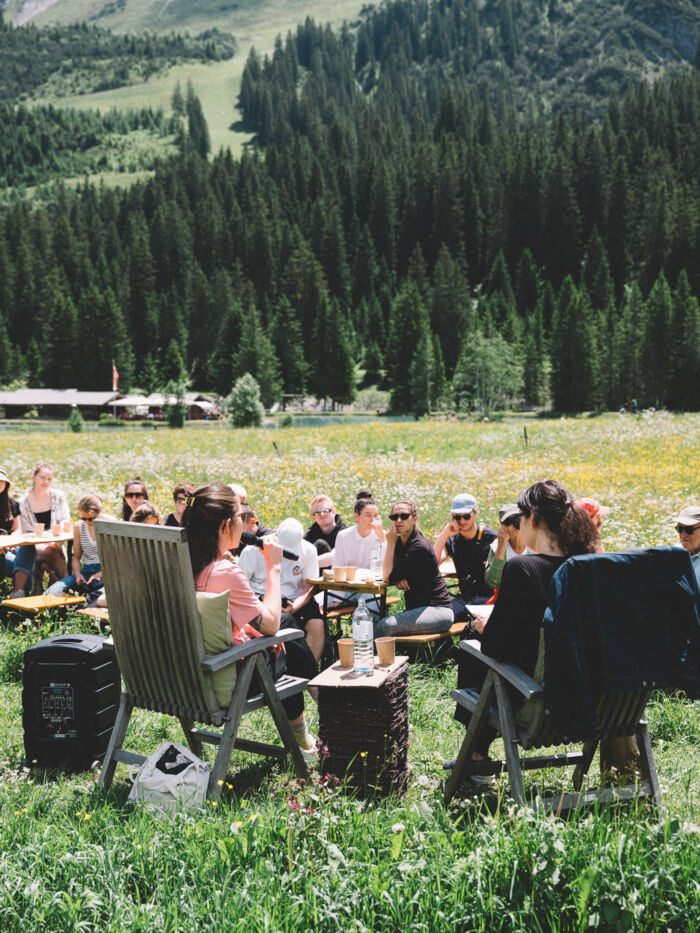 Dialoge mitten in der malerischen Landschaft im Zugertal