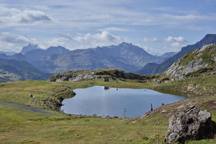 Monzabonsee am Rüfikopf mit weitläufigem Bergpanorama im Hintergrund