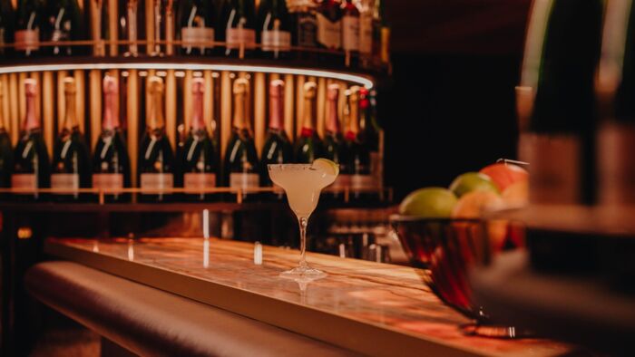 Bar mit einer Vielzahl an Champagnerflaschen