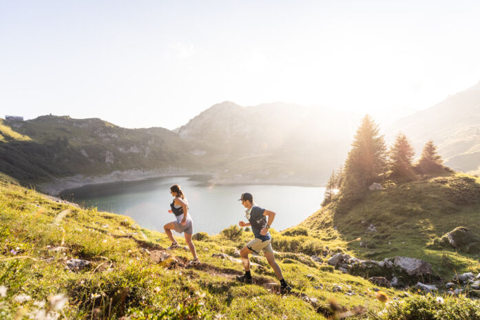 Zwei Trailrunner trainieren entlang des Formariensee im Herbst