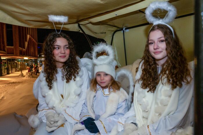 Drei verkleidete Christkinder lachen in die Kamera