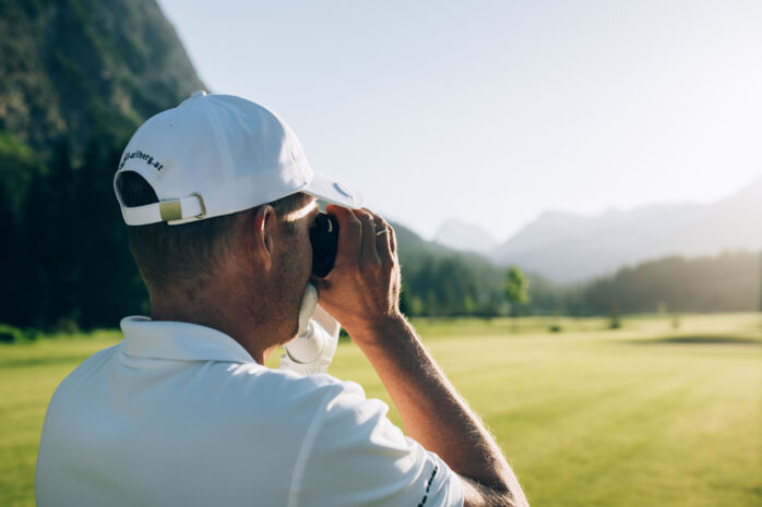 Ein Golfer blickt in die Ferne am Zuger Golfplatz