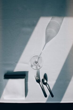 Ein gedeckter Tisch mit Loeffel und Messer