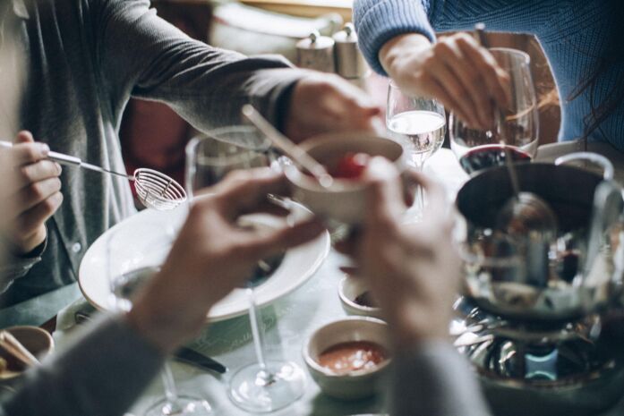 Fondue Chinoise auf gedecktem Tisch