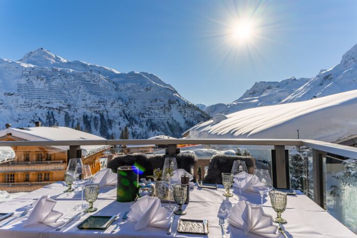 Gedeckter Tisch vor Bergkulisse