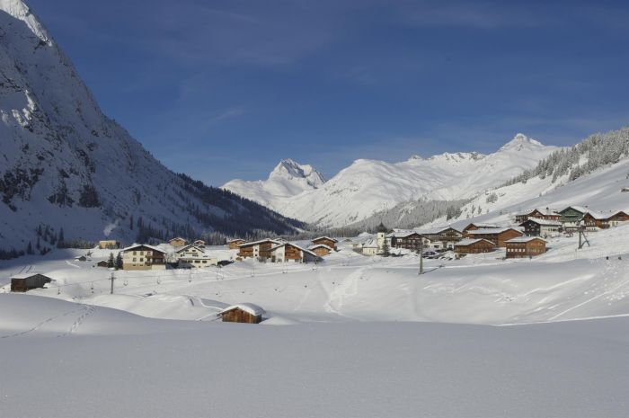 Lech+Zuers+am+Arlberg+Zug+by+Sepp+Mallaun+(c)+LZTG