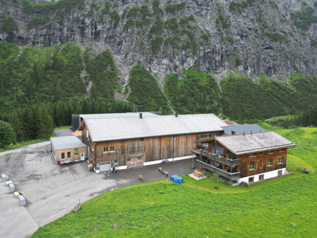 Zuger Sennstube im Sommer von außen mit dem Stall und dem Bauernhaus zum Wohnen