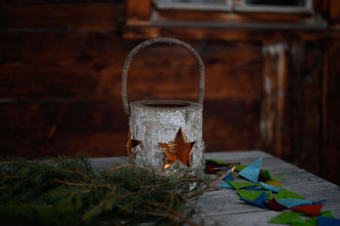 Weihnachtliches Windlicht mit Holzhintergrund