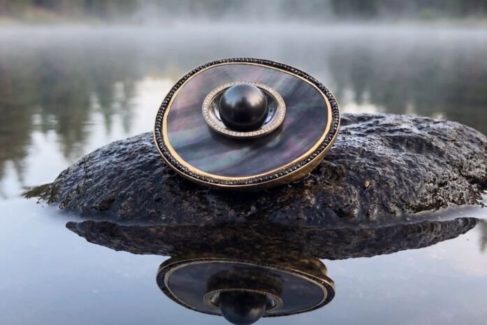 Ring mit Perle auf Stein