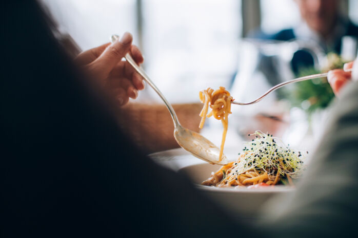 eine Person genießt Spaghetti im Restaurant