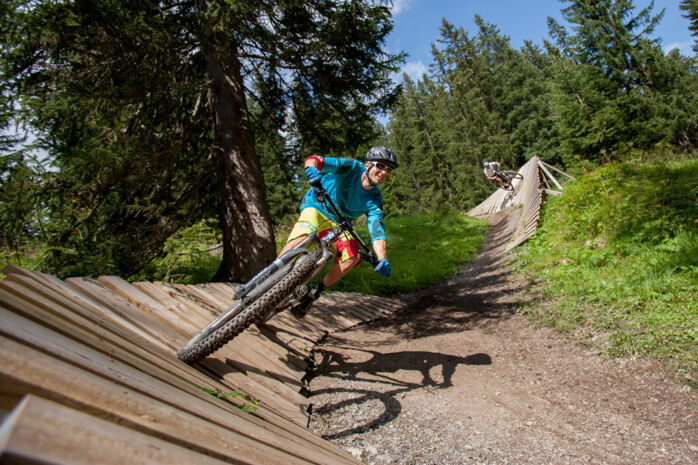 Ein Mountainbiker unterwegs am Burgwald-Trail in Oberlech