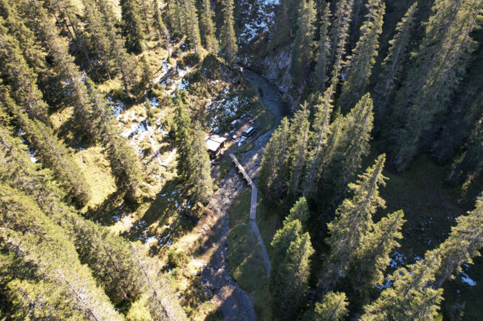 Einladender Grillplatz im Wald von Lech - Grillplaetze_Lech_Waldcamp_LZTG_by_Dietmar_Hurnaus (1)