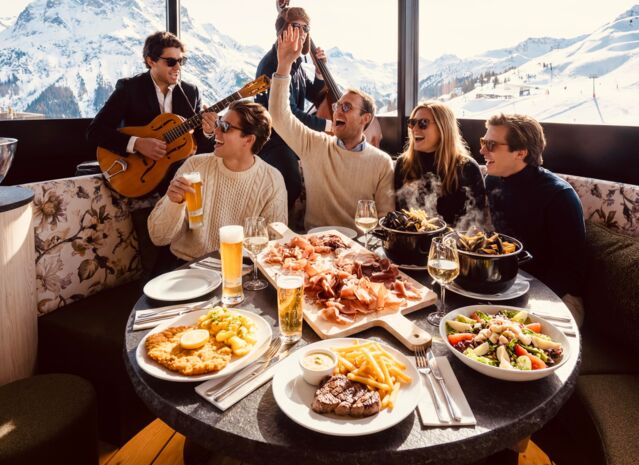 Menschen feiern gemeinsam