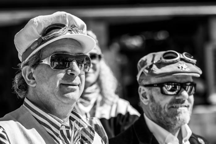 zwei Maenner beim Retro Skitag