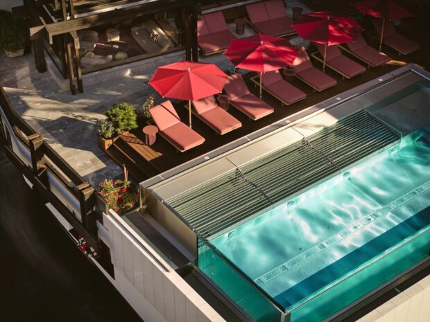 Burg Hotel Infinity Pool Liegen Vogelperspektive