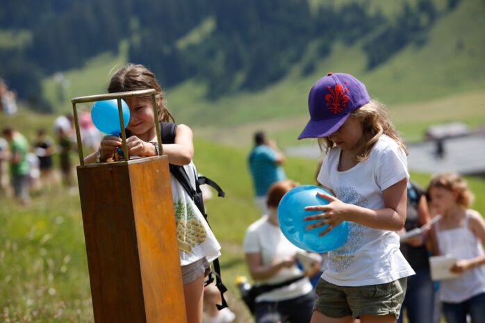 Kinder spielen am Grünen Rätselring