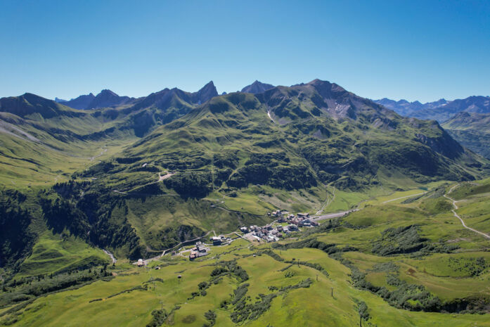 Blick auf Zürs im Sommer eingebettet in einer wunderschöner Berglandschaft