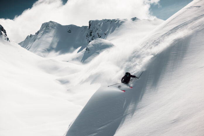 Freerider im Tiefschnee an einer spektakulären Kante