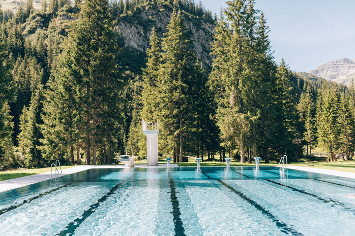 Waldschwimmbad Schwimmbecken im Sommer mit Sprungturm