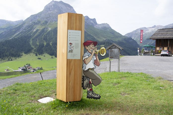 Start- und Zielpunkt des Arlenzauberweg; Informationstafel mit Rud-Alpe im Hintergrund