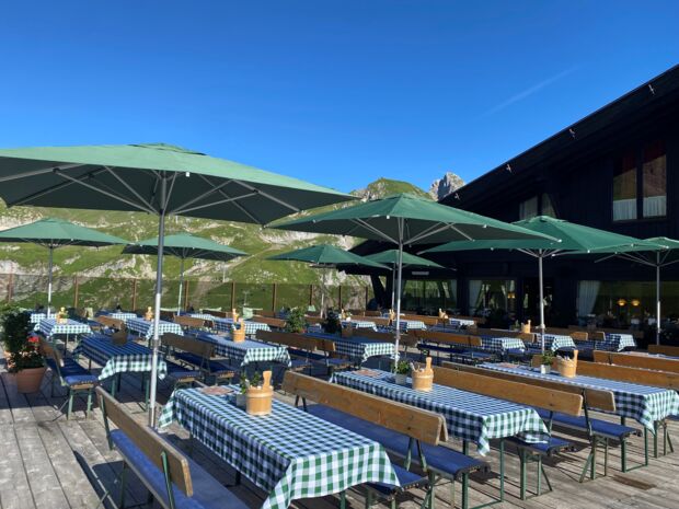 Terrasse mit zahlreichen Tischen und Sitzmöglichkeiten beim Seekopf Restaurant