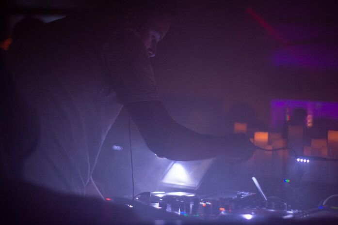 DJ am Pult mischt Musik