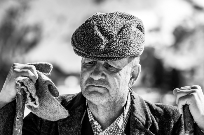 Mann beim Retro Skitag