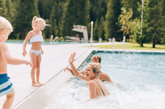 waldschwimmbad-familienurlaub-lech-zug-vorarlberg