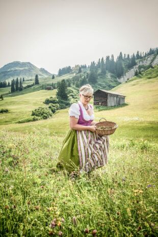 Veronika Walch beim Kraeutersuchen in Lech