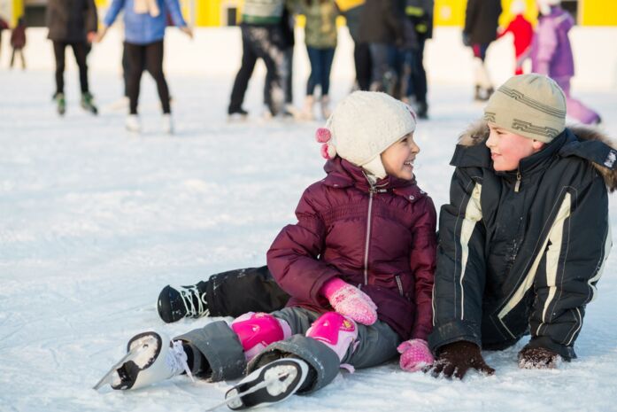 Kinder Eislaufen _ Shutterstock