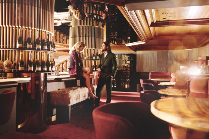 Zwei Personen trinken Champagner an der Bar