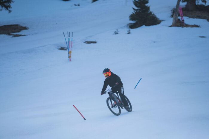 Radrennfahrer im Winter